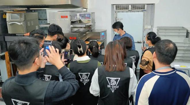 学会哪些技巧 ？步步皆关键招招拓市场！米乐m6登录入口烤出好吃的披萨饼需要(图6)